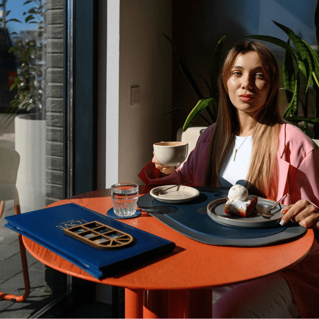 Cubierta de menú personalizada con logo en relieve, impresión UV-DTF y ventana de contrachapado para menús de restaurantes y cafeterías.