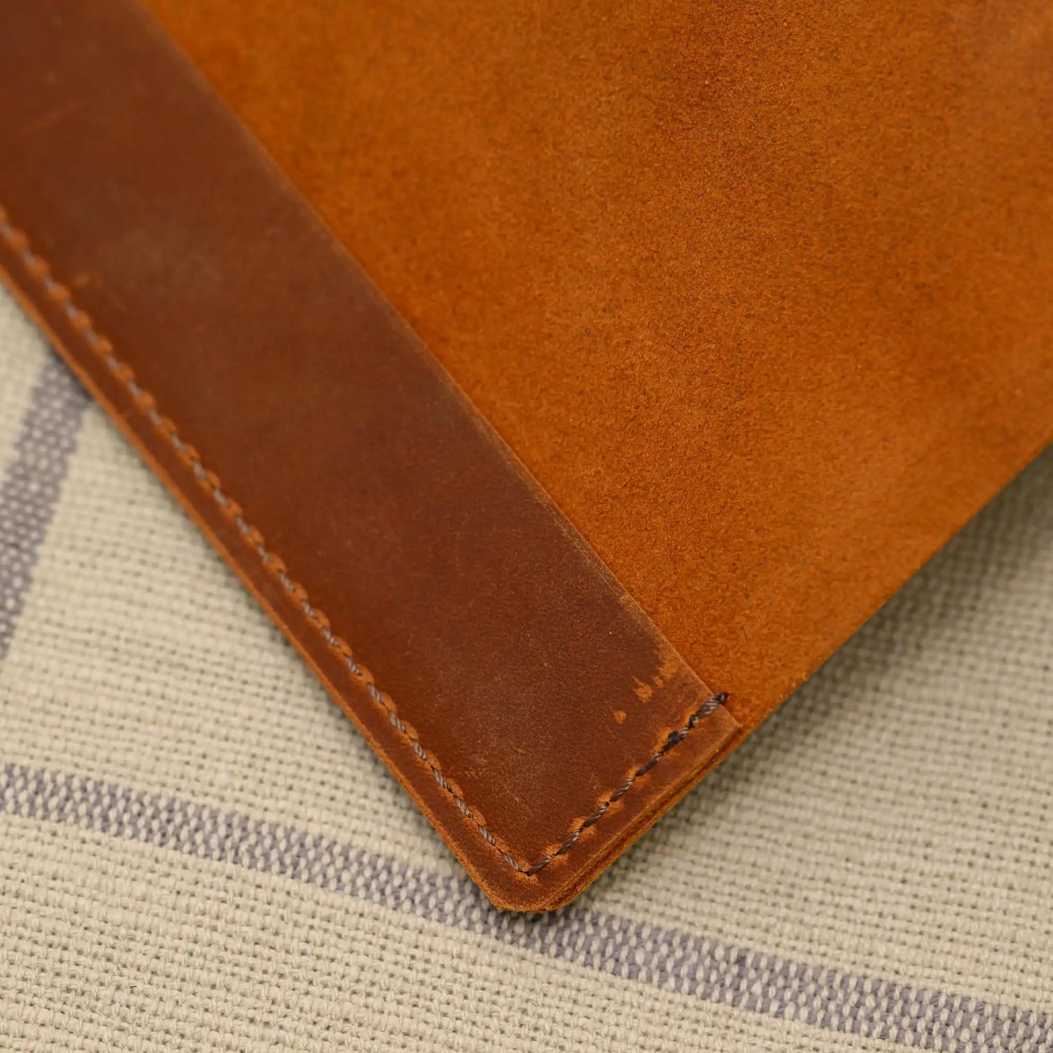 Personalized Embossed Cover: Reflect your restaurant’s identity with custom embossing.