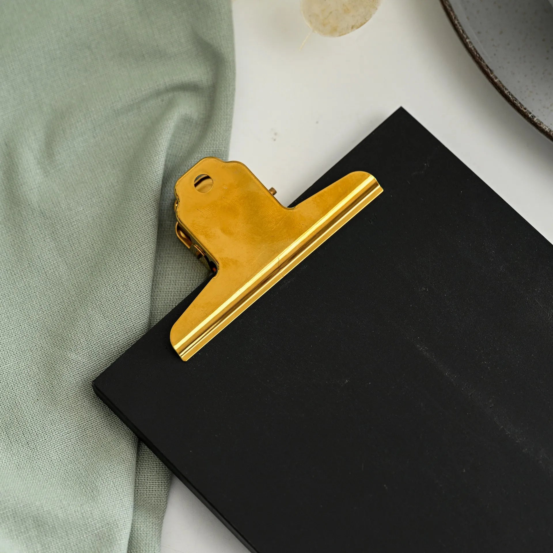 Porte-menu de table noir avec clip de couleur dorée
