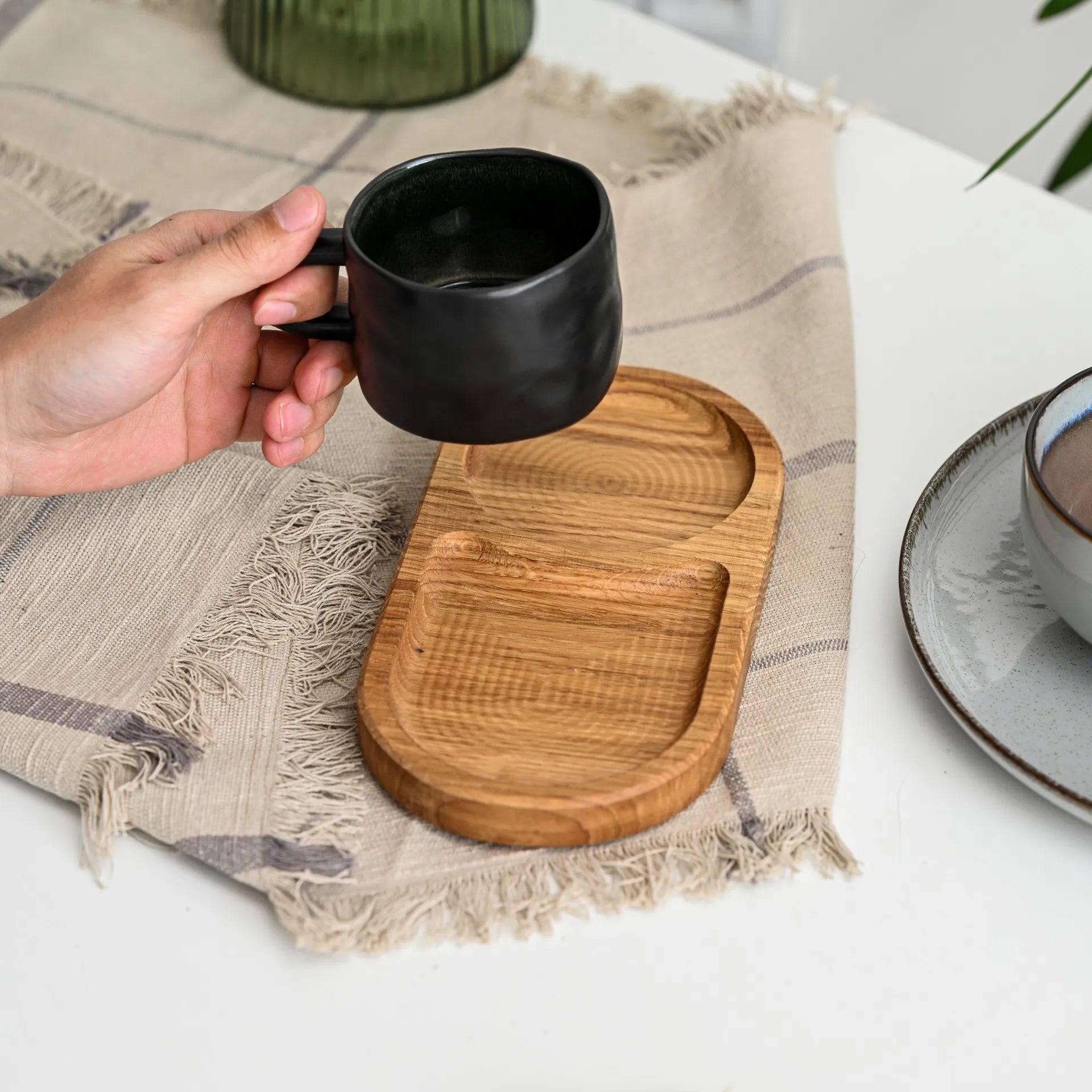 Rustic serving tray for hotels, crafted from wood, ideal for delivering a warm and welcoming presentation.