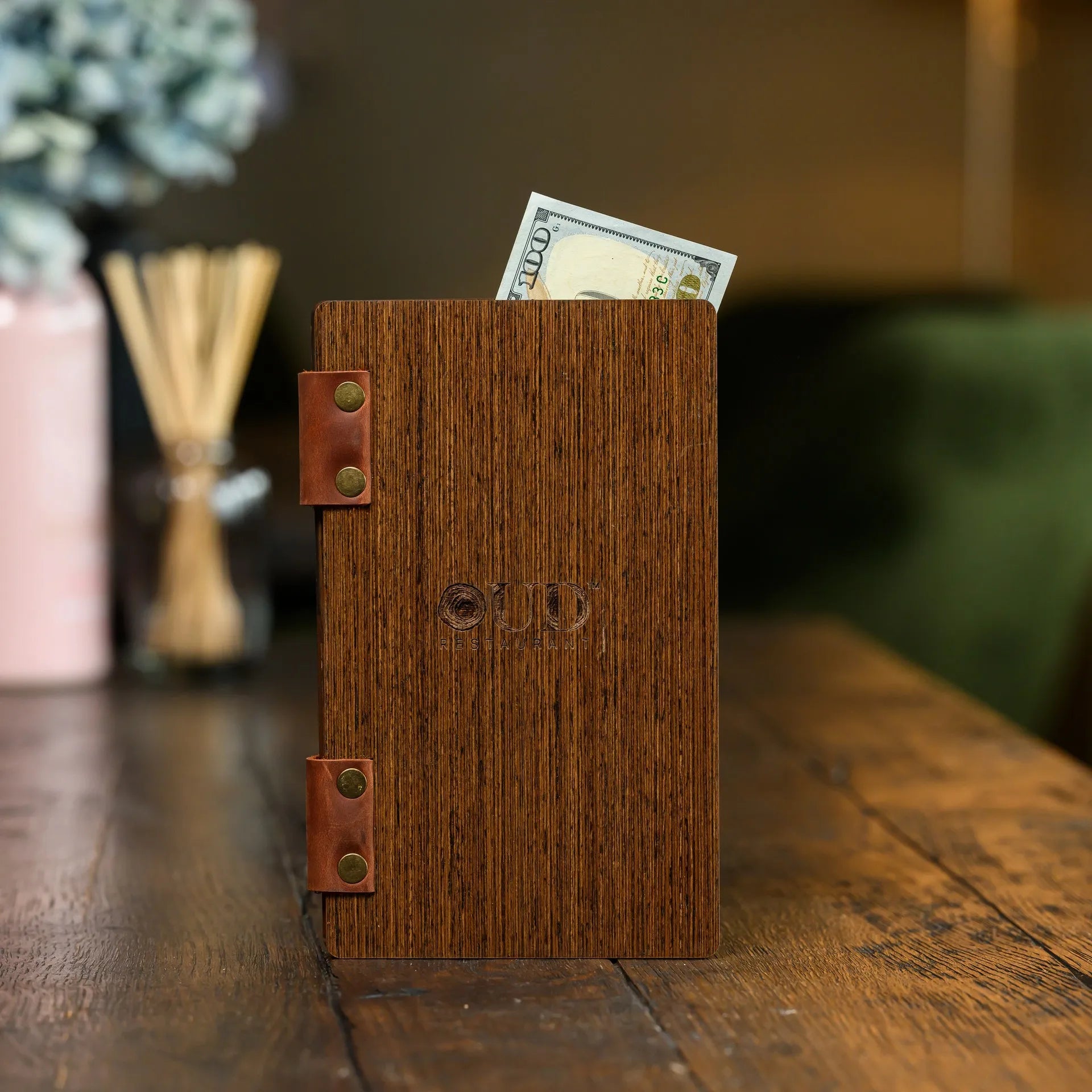 Durable bill presenter made from veneered HDF. Customizable with logo engraving, ideal for presenting meal invoices.