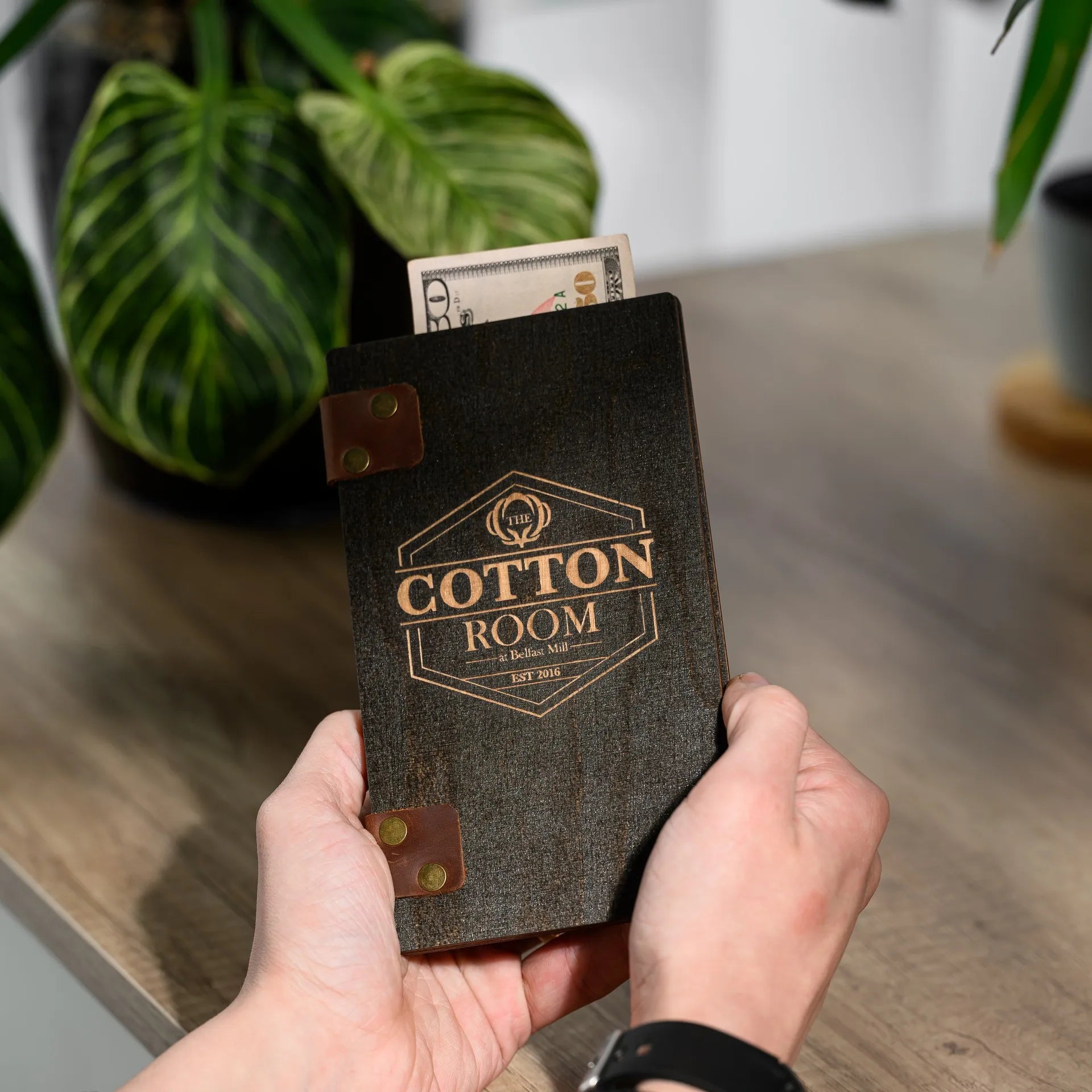 Add a touch of elegance to your restaurant decor with our logo-engraved check holder, a symbol of quality and excellence.