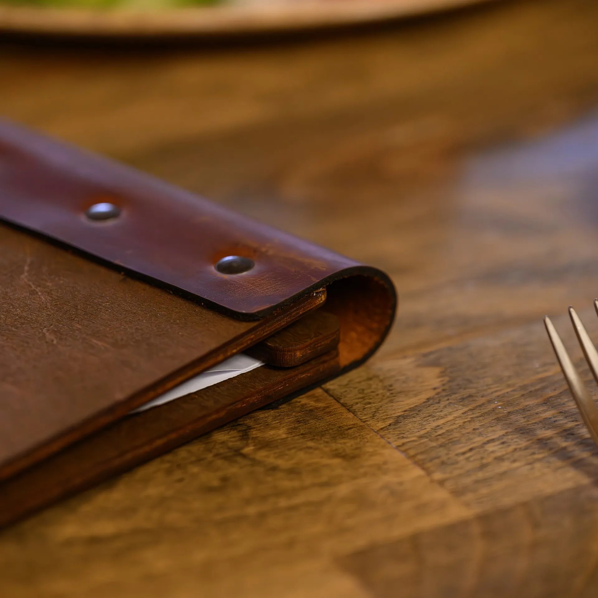 Porte-menu en bois avec dos en cuir (M03A2)