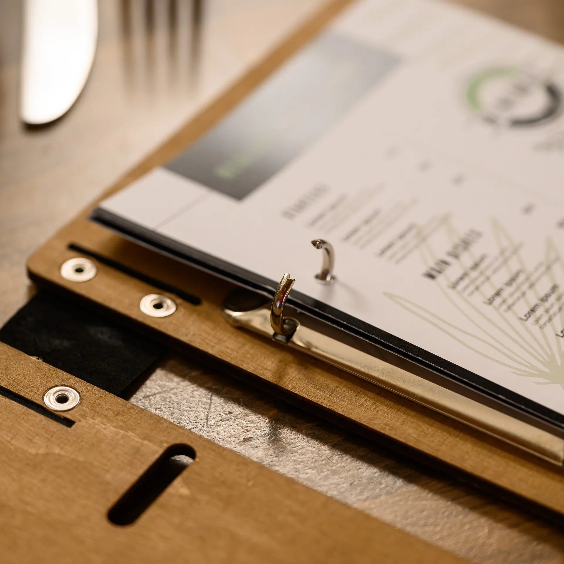 Wooden Menu Holder with Ring Binder Mechanism (M04A5)