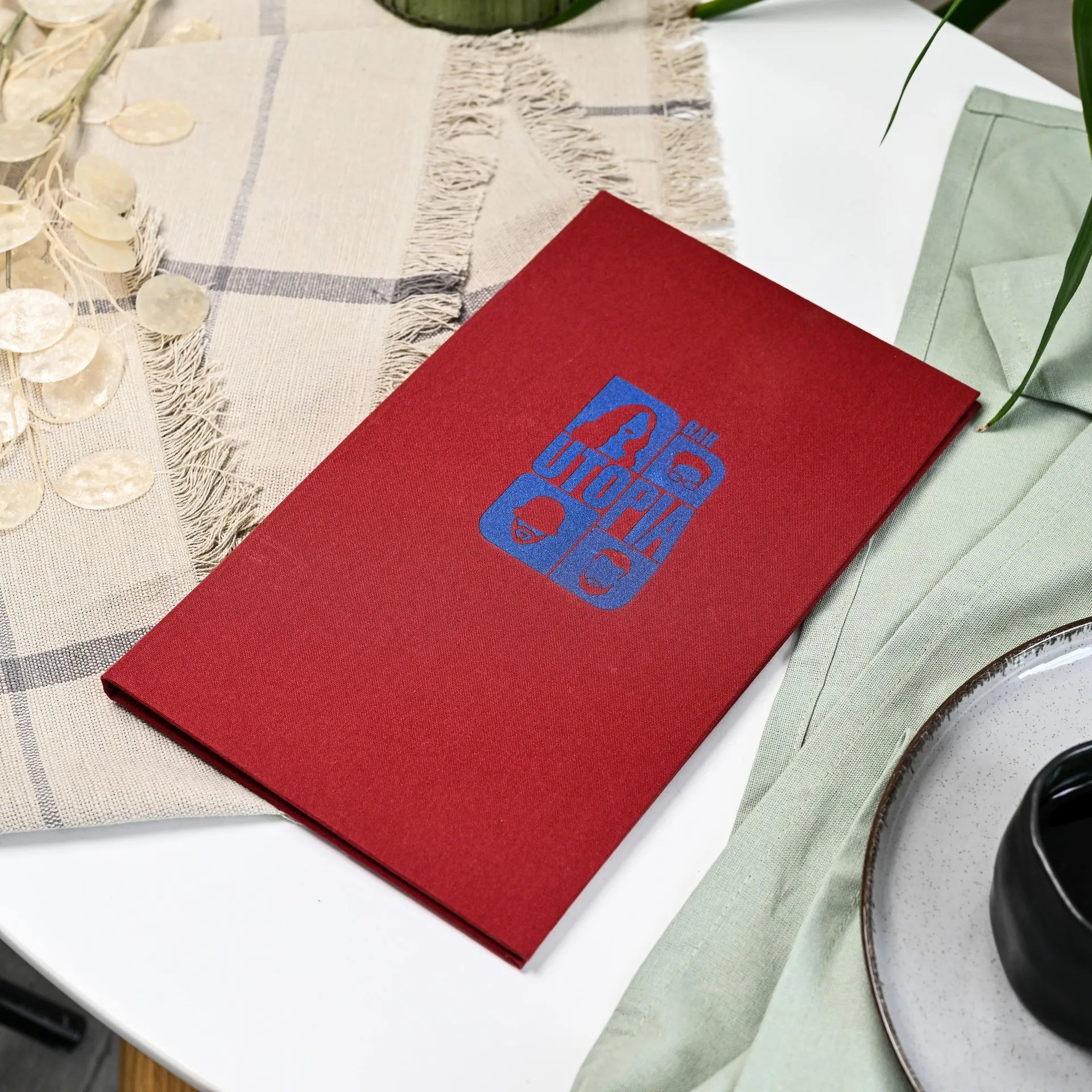 Personalized fabric menu folder with customizable logo printing. Perfect for stylish restaurants, with changeable sheets for easy menu updates.