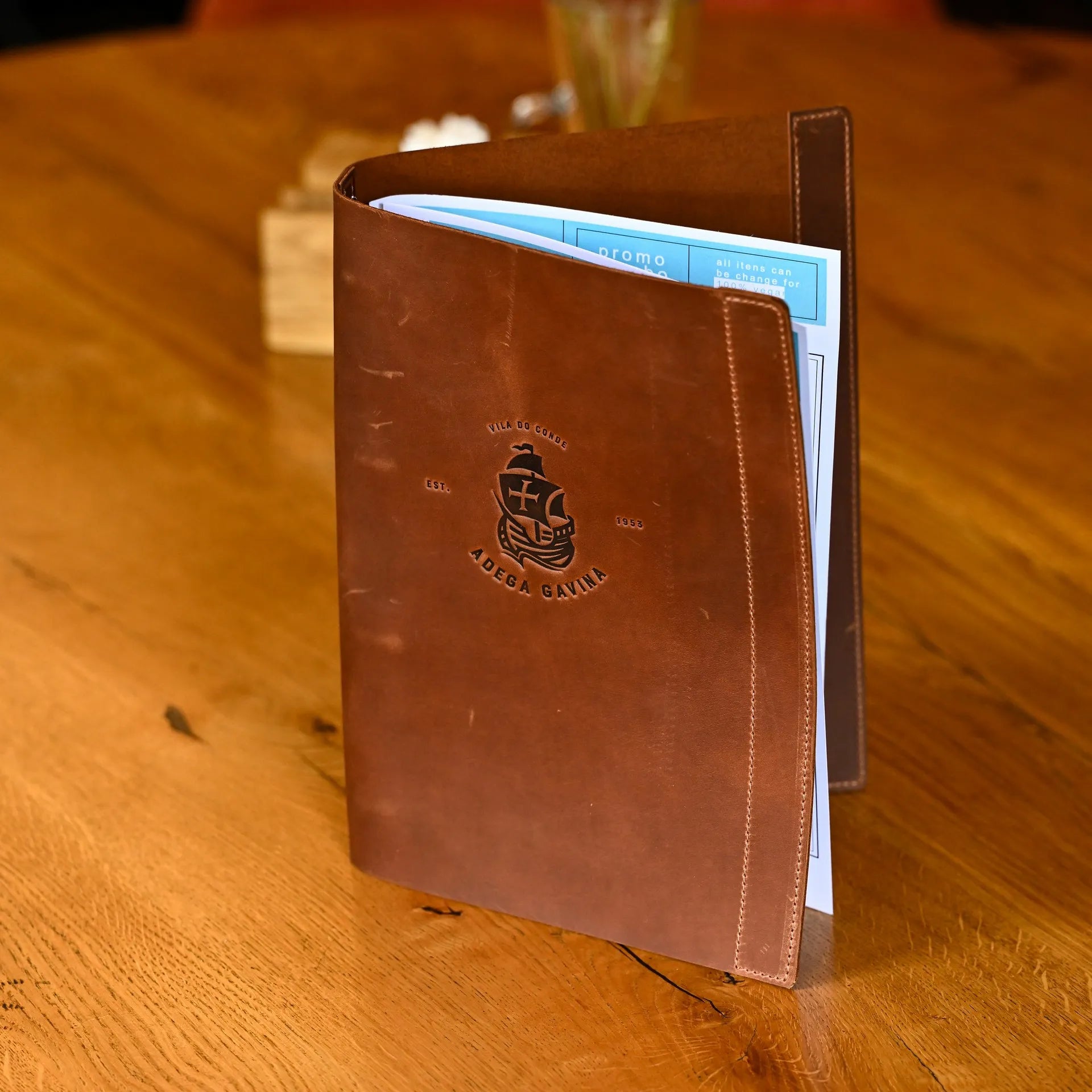 Premium leather menu folder featuring a ring binder for easy sheet changes. Fits both Letter and A4 formats, customizable with logos.