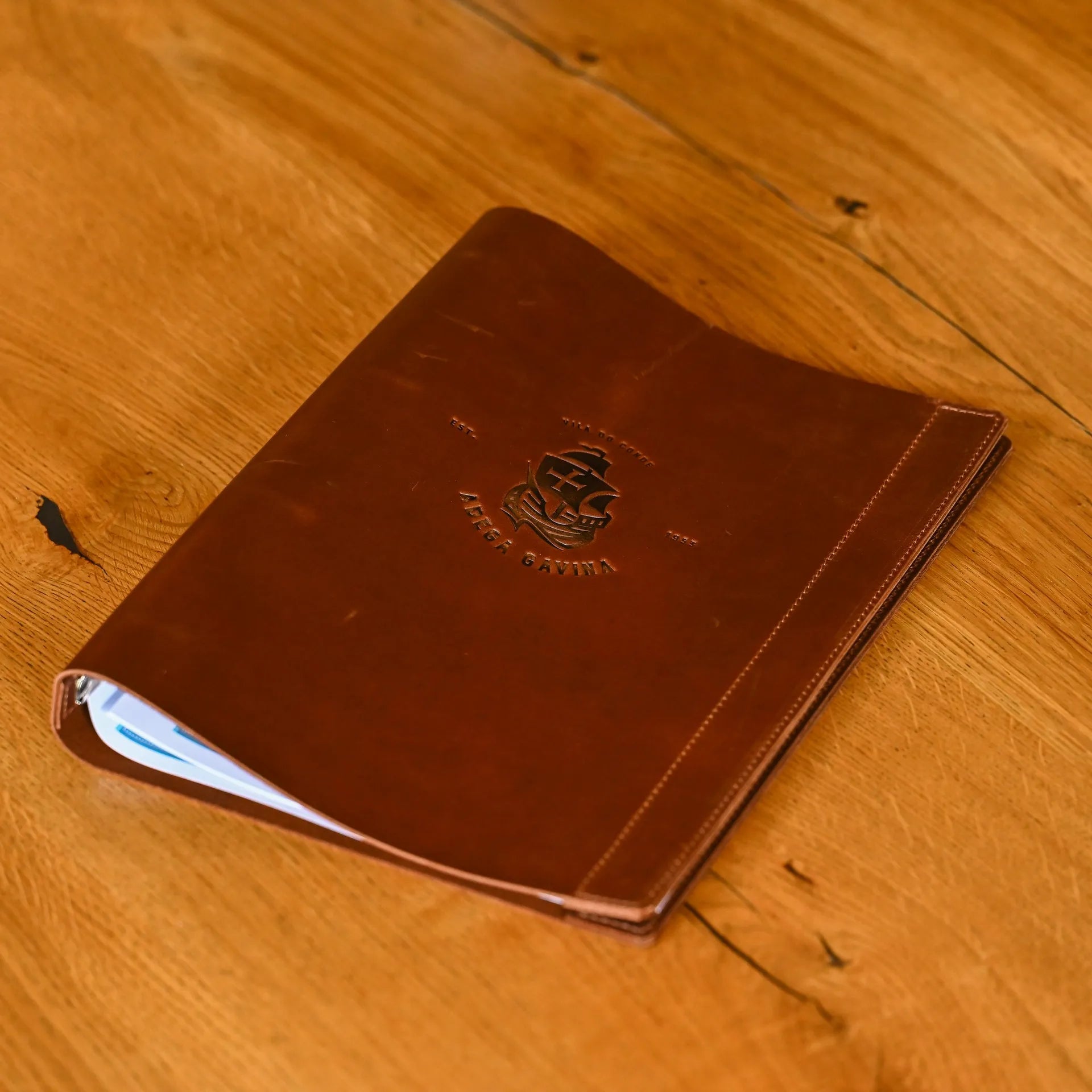 Soft leather menu cover with a ring binder mechanism for A4 and Letter sheets. Personalizable for restaurants seeking a professional look.