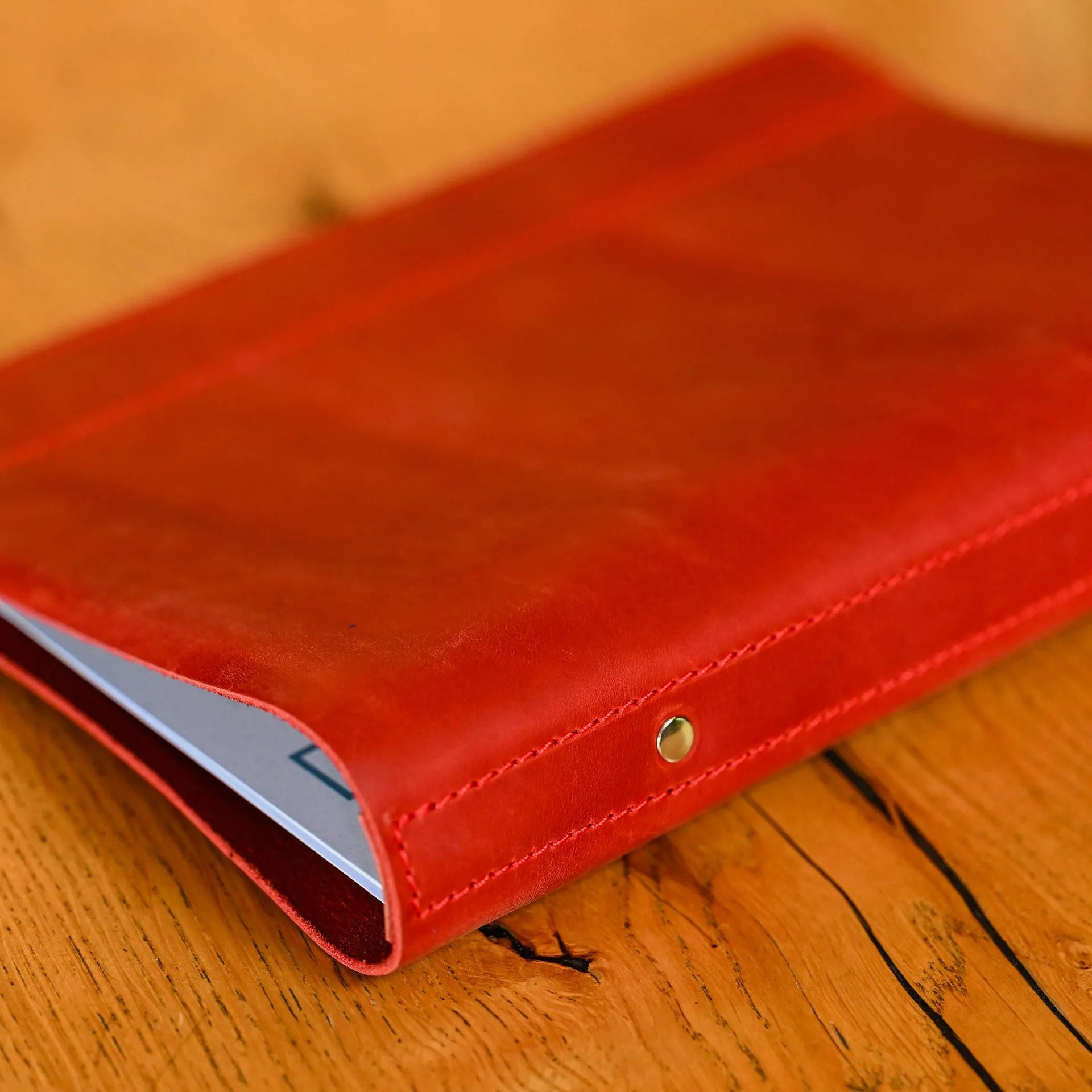 Customizable leather menu holder with a ring binder for easy sheet updates. Ideal for restaurant and bar drink menus, with logo branding options.