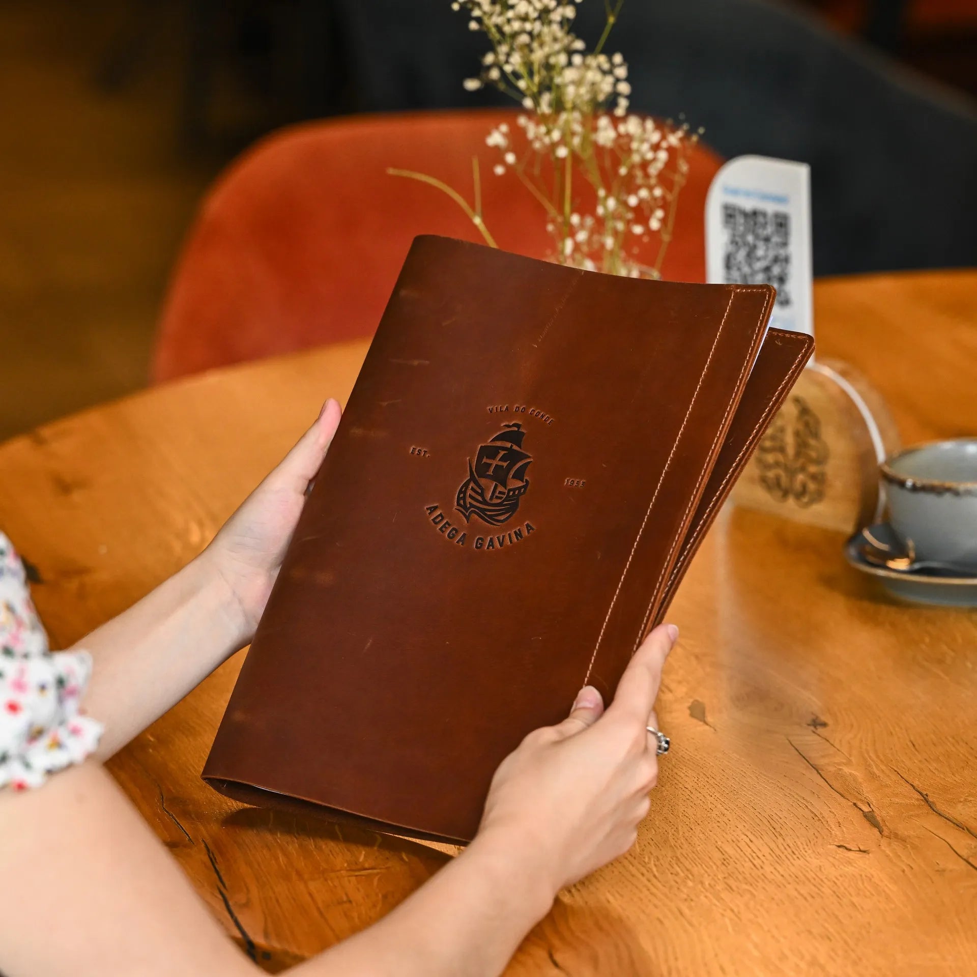 Soft leather menu holder with a ring binder mechanism, designed for Letter and A4 sheets. Customizable for restaurant branding with logo options.