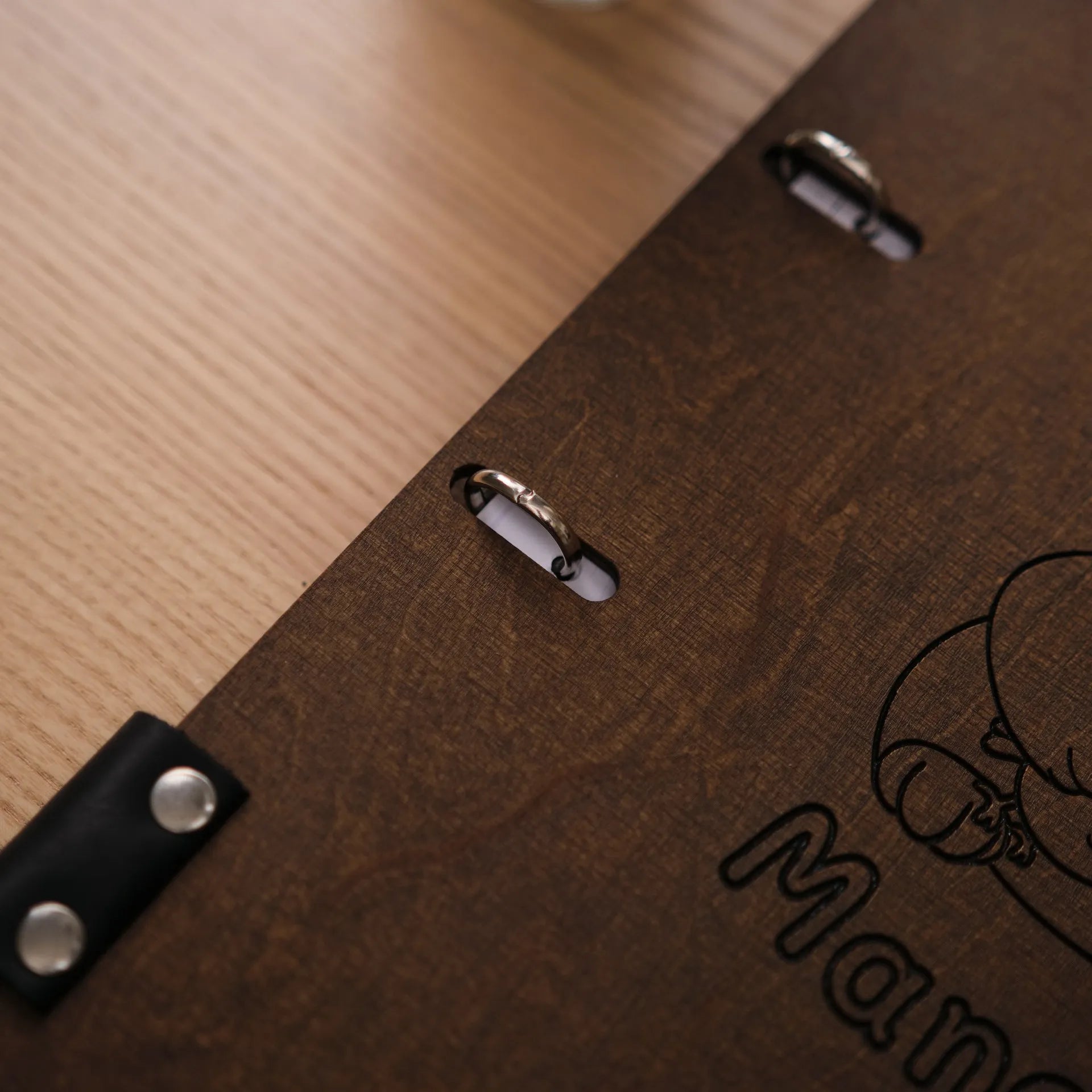 Wooden Menu Holder with Ring Binder Mechanism (M04A4)