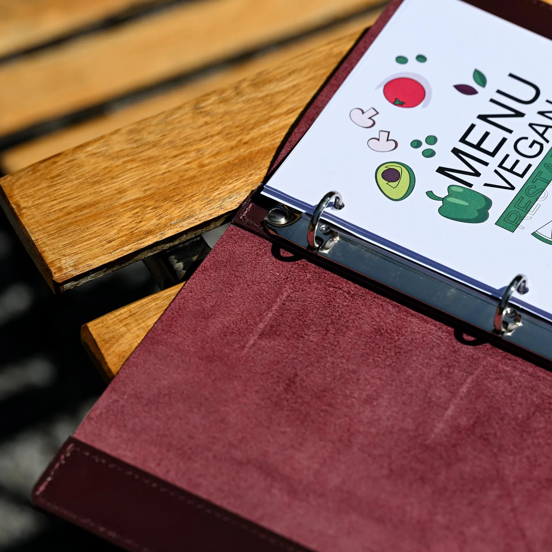 Leather menu cover with ring binder for wine lists and drink menus. Personalizable with embossed logos, ideal for bars and restaurants.