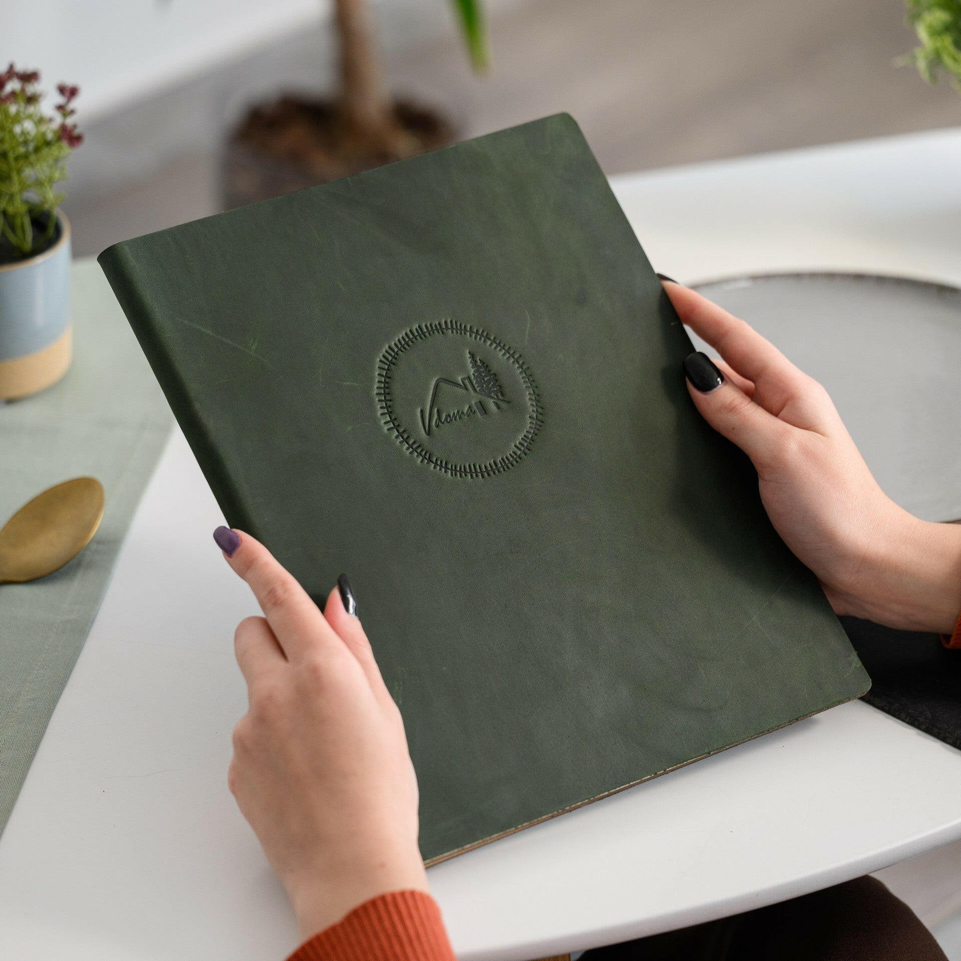 Chic & Secure: Our menu holder with embossing combines style and security, perfect for presenting your menus with elegance.