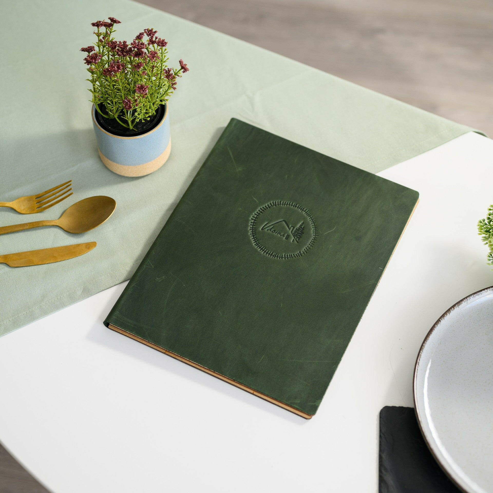 Sophisticated Style: Choose our restaurant menu folder for an elegant way to display your menu, perfect for any fine dining establishment.