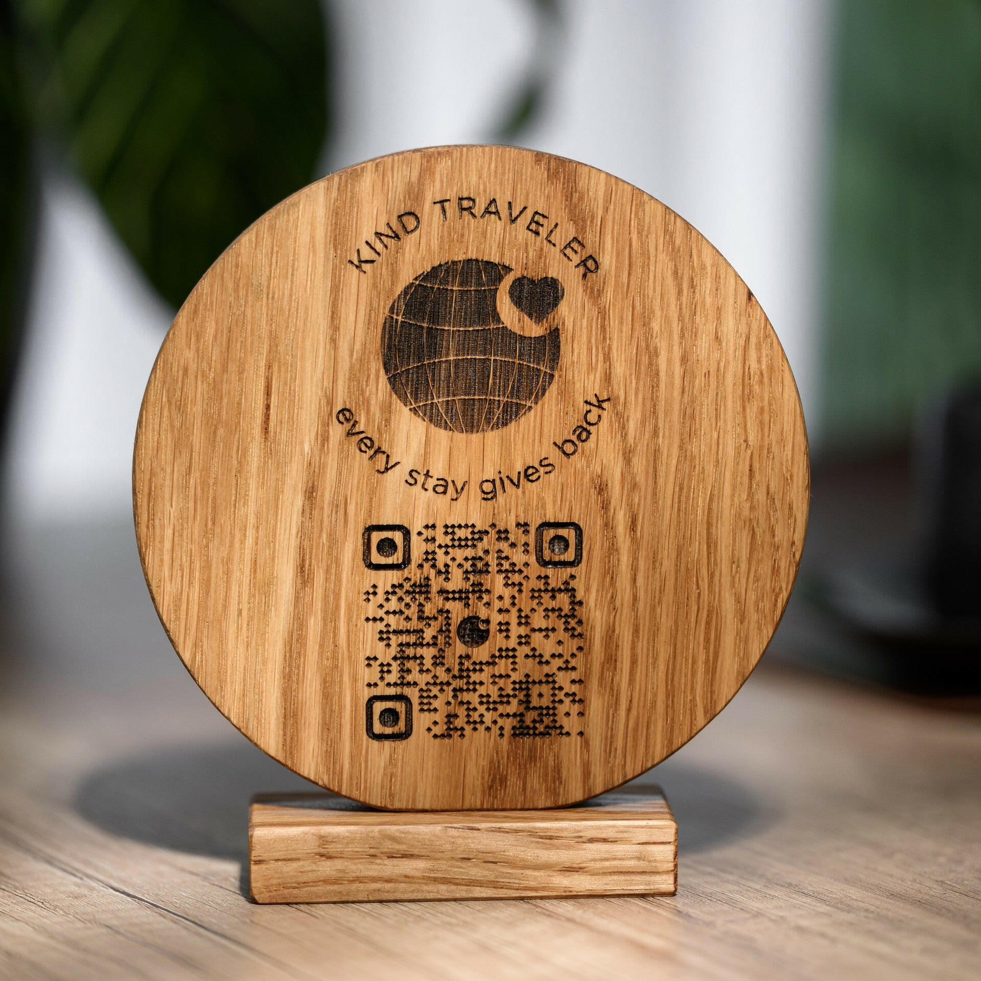 QR Menu Sign Engraved on Round Oak Stand (QW03) - inkohoreca - shop