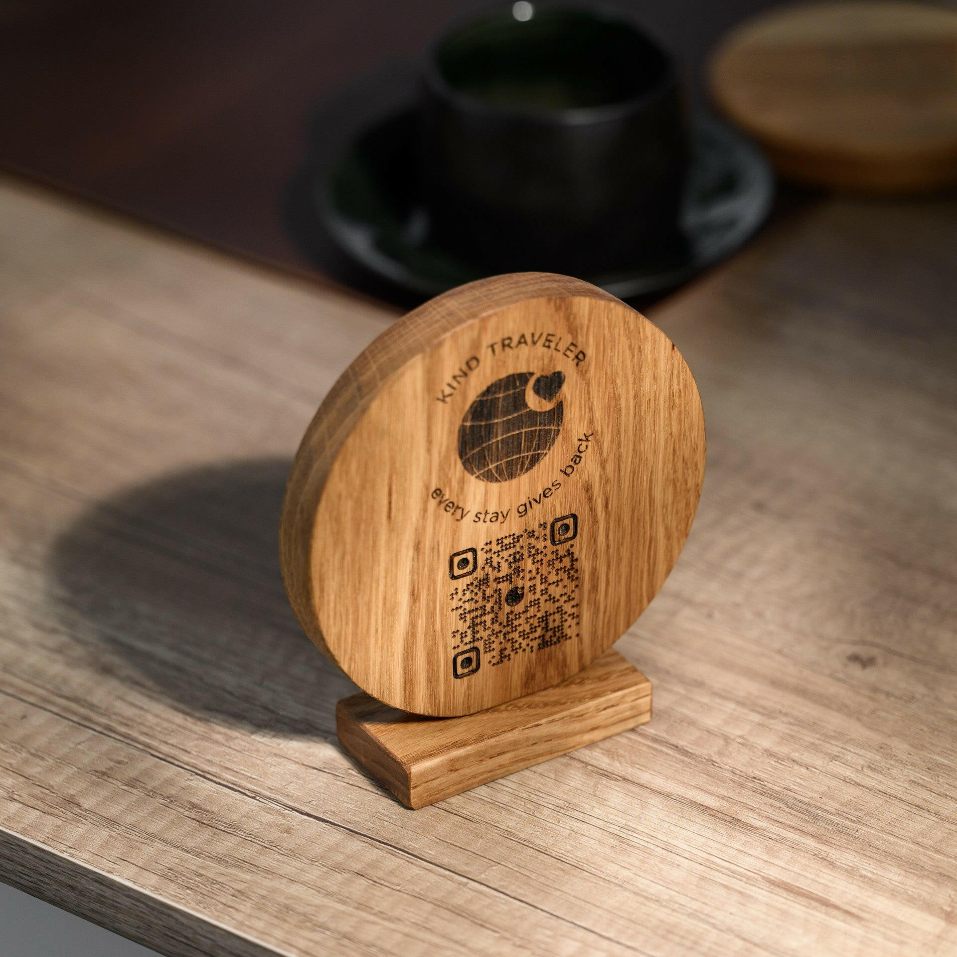 QR Menu Sign Engraved on Round Oak Stand (QW03) - inkohoreca - shop