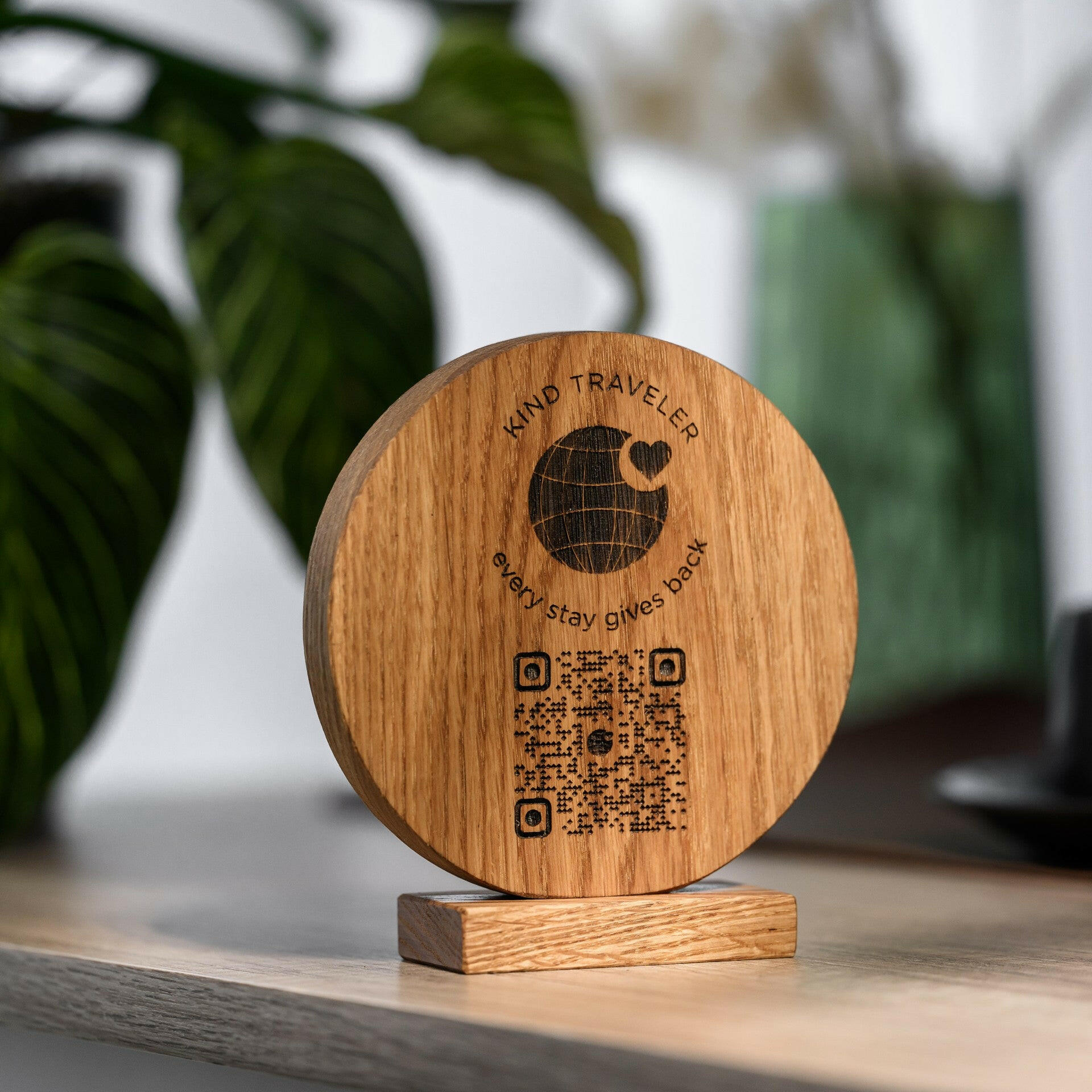 QR Menu Sign Engraved on Round Oak Stand (QW03) - inkohoreca - shop